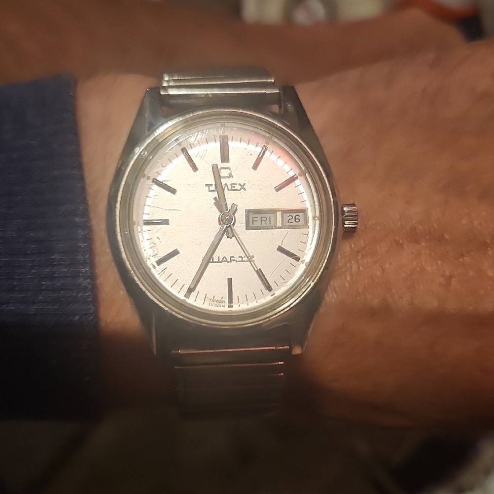 Timex Silver Wristwatch with Date Display